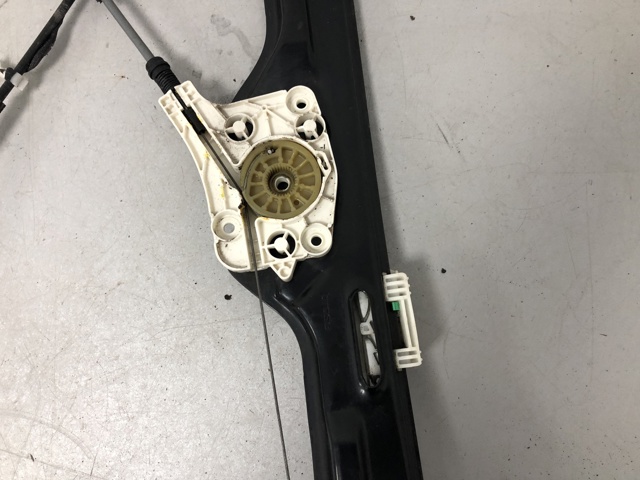Стеклоподъемник передней левой двери 51337166379 BMW