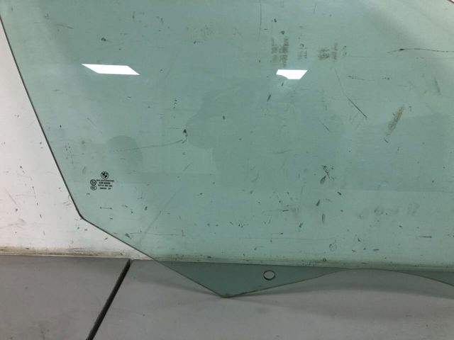 Стекло передней правой двери 51337182110 BMW
