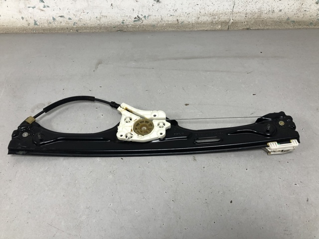 Стеклоподъемник задней правой двери 51357166382 BMW