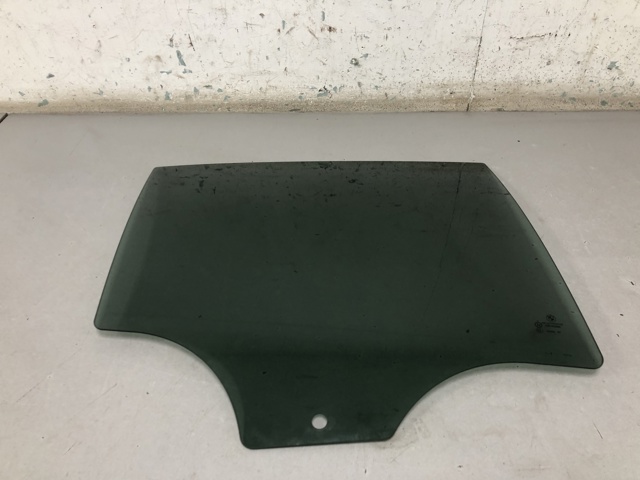 Окно задней двери 51357182124 BMW