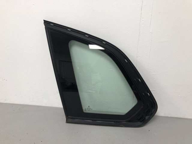 Стекло багажного отсека, левое 51377444077 BMW