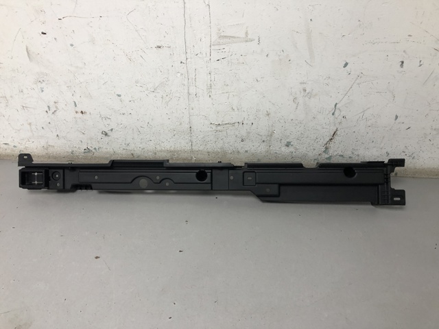 Кронштейн бампера переднего, правый 51477145914 BMW
