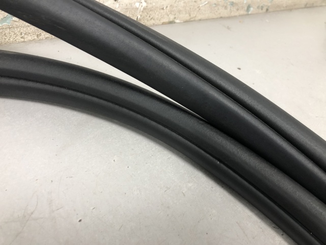 Уплотнитель двери передней, на (кузове) 51727468928 BMW