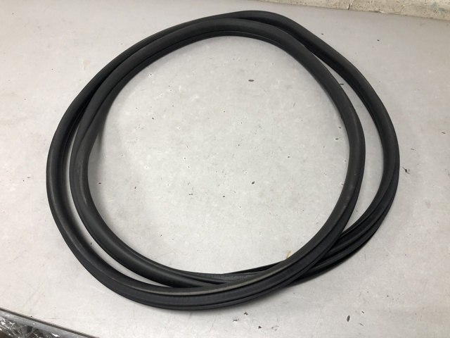 51727468928 BMW Уплотнитель двери передней (на кузове) купить в Ужгород