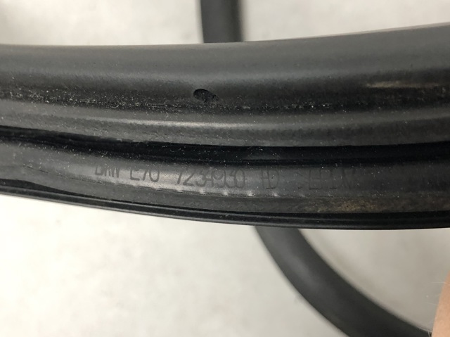 Уплотнитель двери передней, на (кузове) 51767220381 BMW