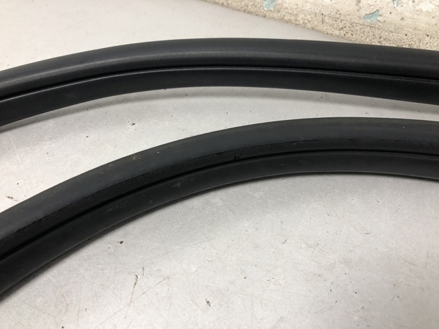 51767220381 BMW Уплотнитель двери передней (на кузове) купить в Ужгород