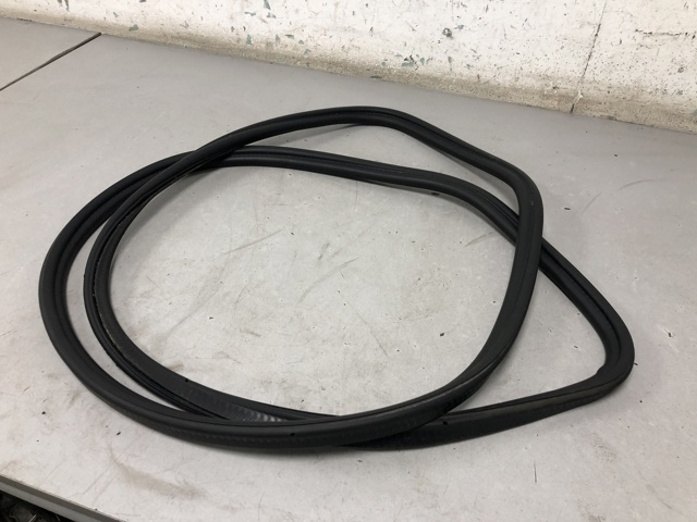 51767260916 BMW Уплотнитель крышки багажника купить в Павлоград