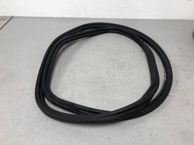 Уплотнитель крышки багажника 51769465400 BMW