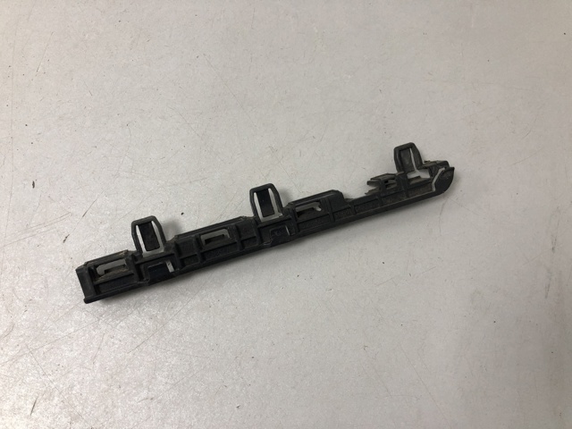 Кронштейн наружной накладки порога левой 51777184775 BMW