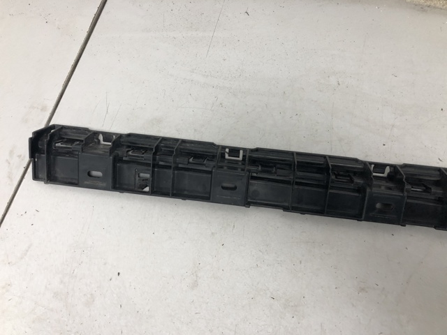 51777184777 BMW Кронштейн наружной накладки порога левой купить в Одесса