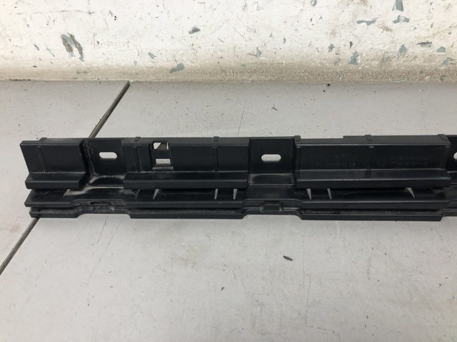 51777184777 BMW Кронштейн наружной накладки порога левой купить в Каменское