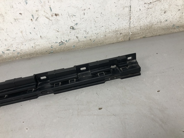 51777184777 BMW Кронштейн наружной накладки порога левой купить в Житомир