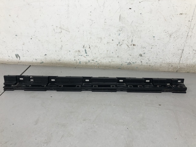 BMW 51777184777 Кронштейн наружной накладки порога левой в наличии Харьков
