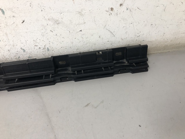 51777184778 BMW Кронштейн наружной накладки порога правой купить в Винница
