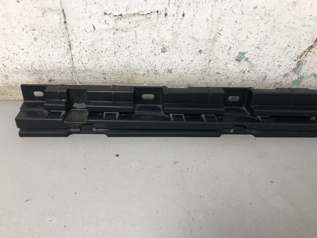 51777184778 BMW Кронштейн наружной накладки порога правой купить в Павлоград