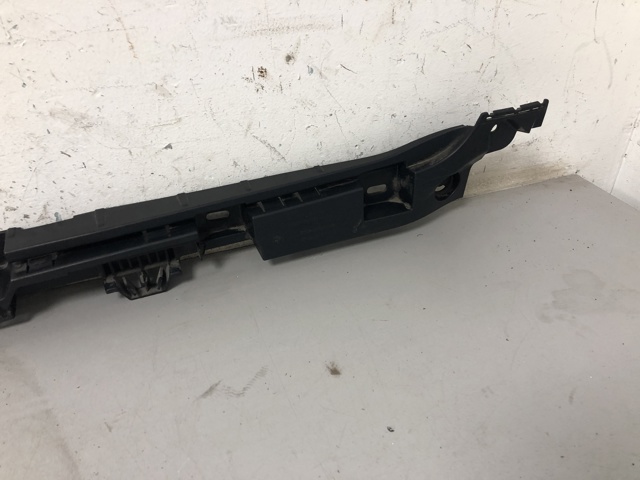 Кронштейн наружной накладки порога левой 51777204021 BMW
