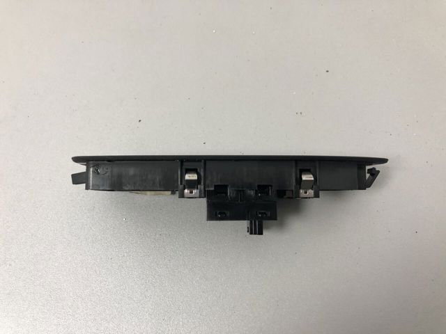 Кнопка подъемника переднего правого стекла 61319208107 BMW