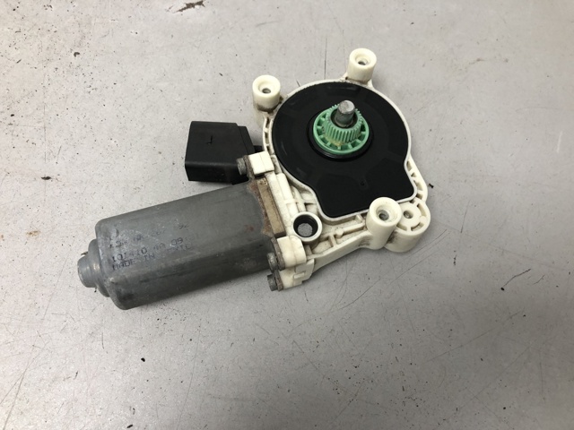 Мотор стеклоподъемника двери передней, правой 67627267692 BMW