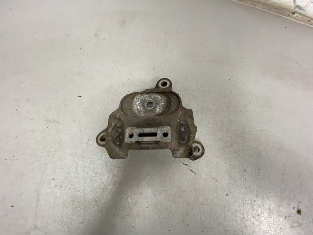 Крепление подушки коробки передач 8K0399115R VAG
