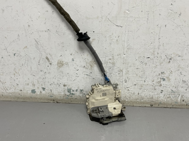 Замок задней правой двери  8K0839016D VAG