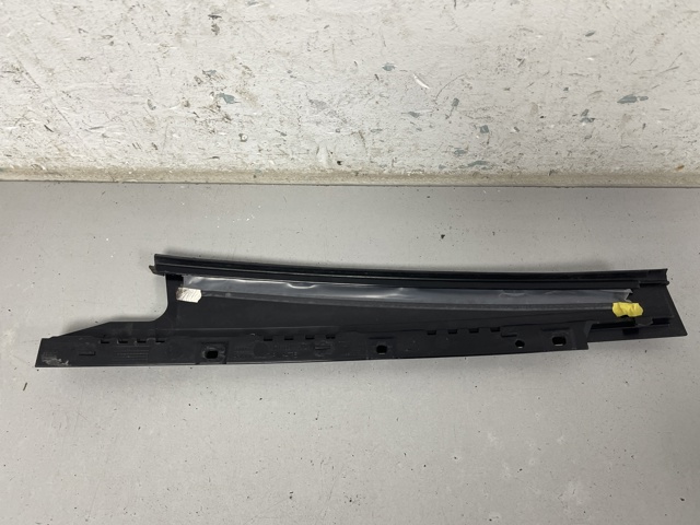 Накладка задней двери, правой, вертикальная 8K0839902Q VAG