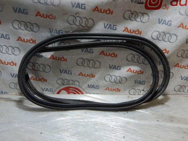 Уплотнитель багажника 8K5827705C VAG