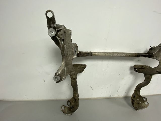 Крабобалка передней подвески 8R0399315G VAG