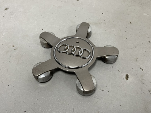 Колпак колесного диска 8R0601165 VAG