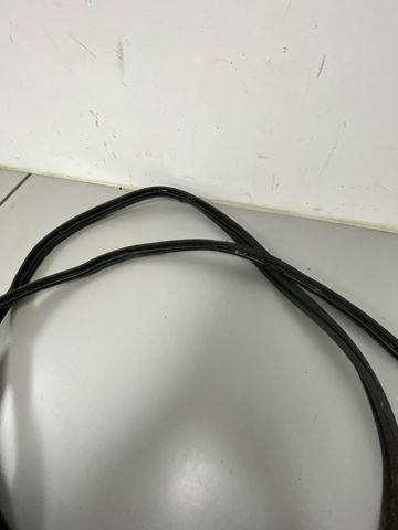 Уплотнитель крышки багажника 8R0827705D VAG