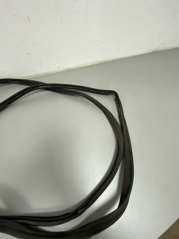 VAG 8R0827705D Уплотнитель крышки багажника в наличии Киев