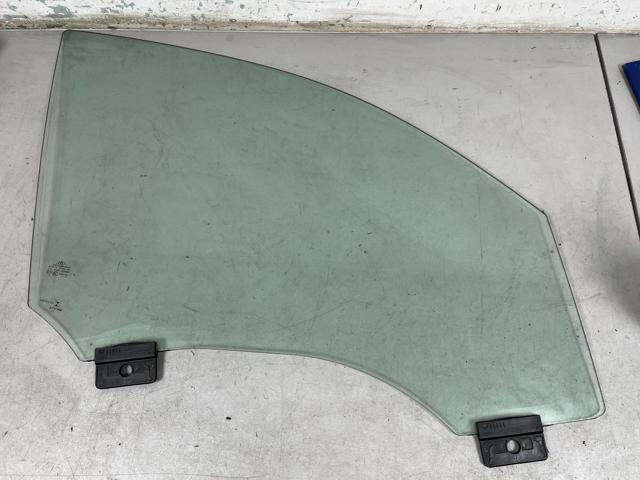 Стекло пассажирской двери 8R0845022 VAG
