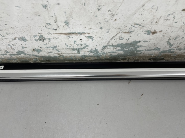 8R0853763F2ZZ VAG Молдинг опускного стекла двери задней левой купить в Львов