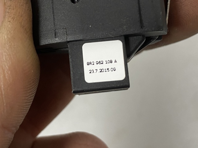 VAG 8R2962108A Выключатель центрального замка в наличии Харьков