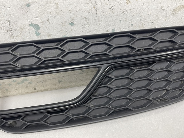  Решетка переднего бампера левая 8T0807681K VAG