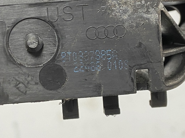Держатель наружной ручки двери, задней левой 8T0837885A VAG