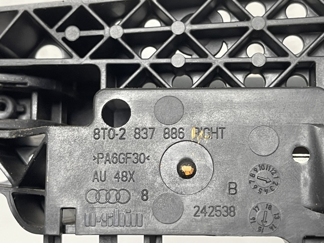 Держатель наружной ручки двери, задней правой 8T0837886 VAG