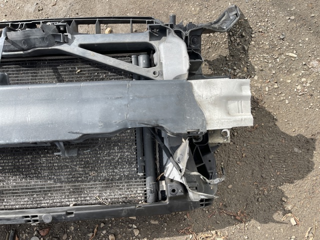 VAG 8V0805588 Рамка радиатора в наличии Черновцы