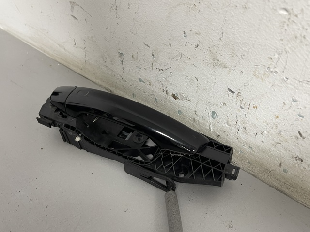 Держатель наружной ручки двери, передней левой 8V0837885 VAG