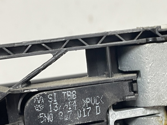 VAG 8V0837885 Держатель наружной ручки двери передней левой в наличии Николаев