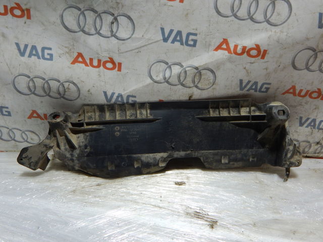 Защита днища, задняя левая 8V5825230A VAG