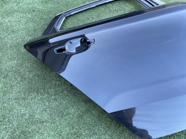 Дверь пассажирская задняя правая 8V5833052 VAG