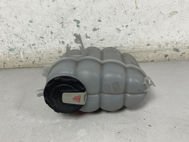 Расширительный бачок охлаждения 8W0121405G VAG