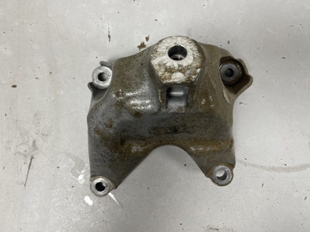 Кронштейн подушки (опоры) двигателя, левой 8W0199307Q VAG