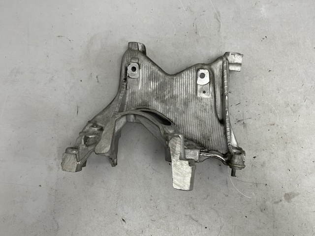Кронштейн передней балки 8W0399295E VAG