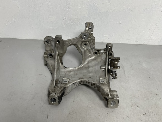 Кронштейн передней балки 8W0399296E VAG