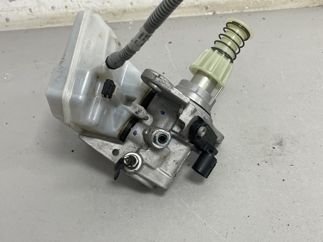 VAG 8W0611021 Цилиндр тормозной главный в наличии Кривой Рог