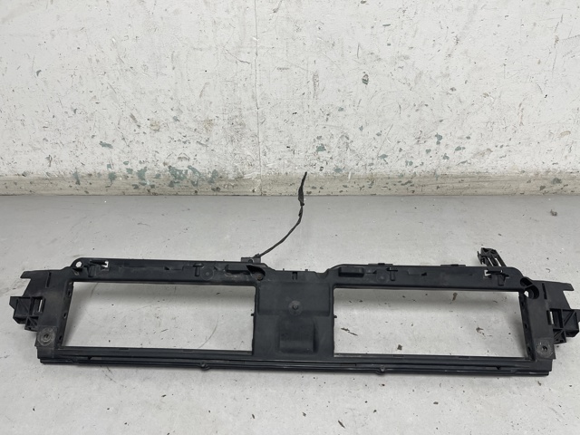 Кронштейн решетки радиатора 8W0807771 VAG