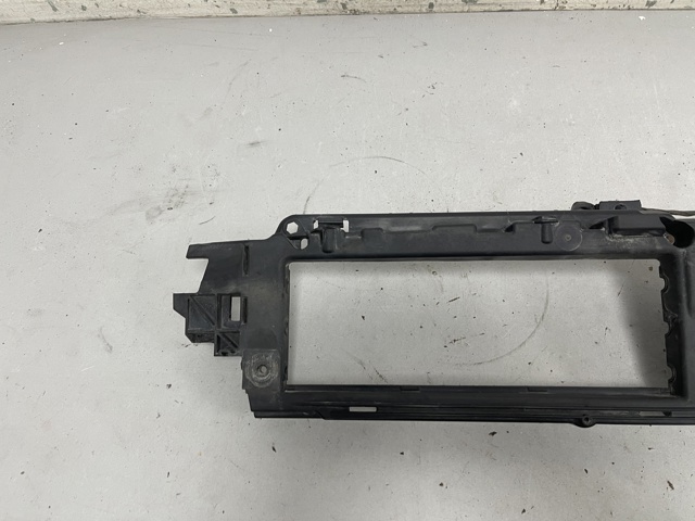 VAG 8W0807771 Кронштейн решетки радиатора в наличии Каменское