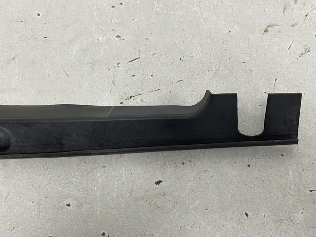 Заглушка жабо боковая 8W0820582C VAG