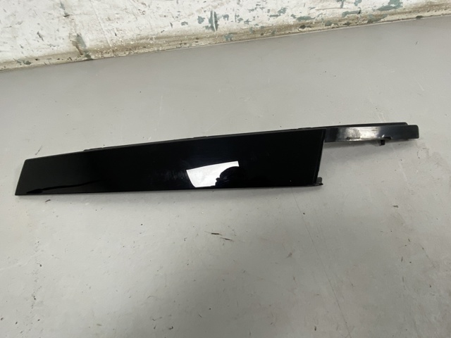 Накладка двери передней правой вертикальная 8W0837902 VAG
